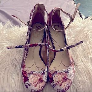 Floral pattern velvet double buckle shoes. Absolutely adorable!!! ☺️ Sam Edelman